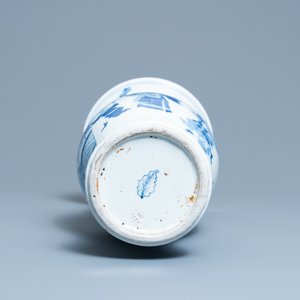 Un vase de forme yenyen en porcelaine de Chine en bleu et blanc, 19ème — photo 6