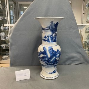 Un vase de forme yenyen en porcelaine de Chine en bleu et blanc à décor d'un paysage fluvial, Kangxi — photo 16