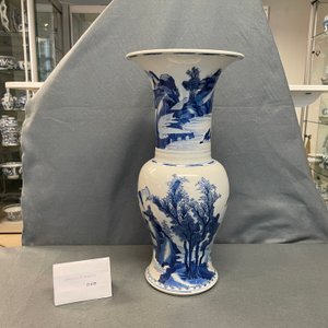 Un vase de forme yenyen en porcelaine de Chine en bleu et blanc à décor d'un paysage fluvial, Kangxi — photo 17