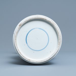 Un vase de forme yenyen en porcelaine de Chine en bleu et blanc à décor d'un paysage fluvial, Kangxi — photo 6