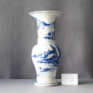 Un vase de forme yenyen en porcelaine de Chine en bleu et blanc à décor d'un paysage fluvial, Kangxi — photo 7