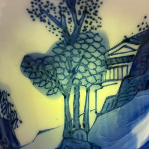 Un vase de forme yenyen en porcelaine de Chine en bleu et blanc à décor d'un paysage fluvial, Kangxi — photo 12