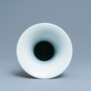 Un vase de forme yenyen en porcelaine de Chine en bleu et blanc à décor d'un paysage fluvial, Kangxi — photo 5
