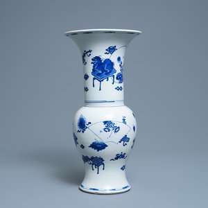 Un vase de forme yenyen en porcelaine de Chine en bleu et blanc, Kangxi — photo 1