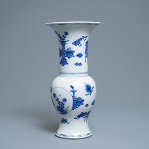 Un vase de forme yenyen en porcelaine de Chine en bleu et blanc, Kangxi — photo 2