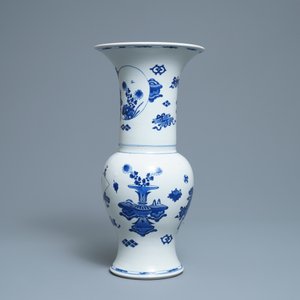 Un vase de forme yenyen en porcelaine de Chine en bleu et blanc, Kangxi — photo 4