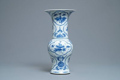 Un vase de forme yenyen en porcelaine de Chine en bleu et blanc, Kangxi