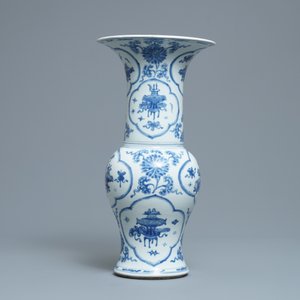 Un vase de forme yenyen en porcelaine de Chine en bleu et blanc, Kangxi — photo 2