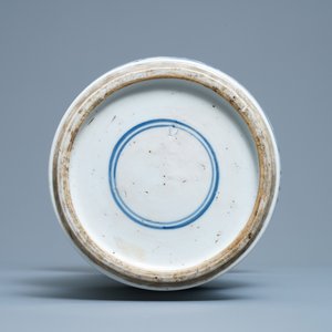 Un vase de forme yenyen en porcelaine de Chine en bleu et blanc, Kangxi — photo 6
