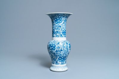 Un vase de forme yenyen en porcelaine de Chine en bleu et blanc, Kangxi