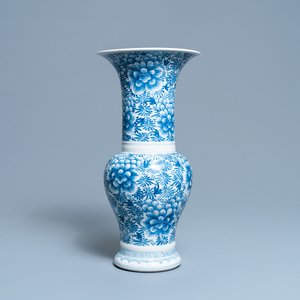 Un vase de forme yenyen en porcelaine de Chine en bleu et blanc, Kangxi — photo 1