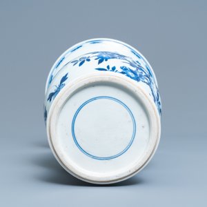 Un vase de forme yenyen en porcelaine de Chine en bleu et blanc, Kangxi — photo 6