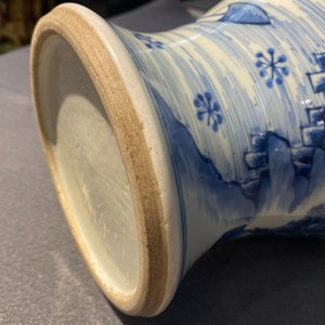 Un vase de forme 'yenyen' en porcelaine de Chine en bleu et blanc, Kangxi — photo 14
