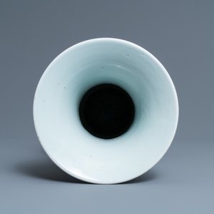 Un vase de forme 'yenyen' en porcelaine de Chine en bleu et blanc, Kangxi — photo 5