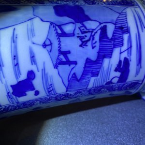 Un vase de forme 'yenyen' en porcelaine de Chine en bleu et blanc, Kangxi — photo 16