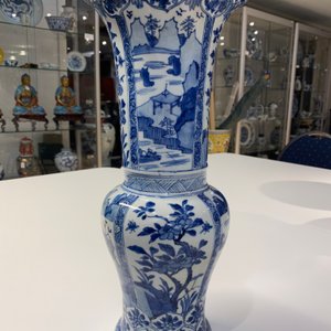 Un vase de forme 'yenyen' en porcelaine de Chine en bleu et blanc, Kangxi — photo 24