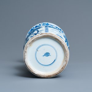 Un vase de forme 'yenyen' en porcelaine de Chine en bleu et blanc, Kangxi — photo 6