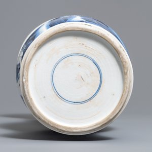 Un vase de forme yenyen en porcelaine de Chine en bleu et blanc, Kangxi — photo 6