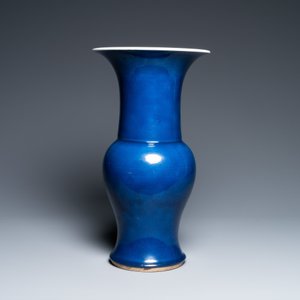 Un vase de forme 'yenyen' en porcelaine de Chine en bleu monochrome, Yongzheng/Qianlong — photo 2