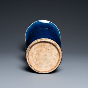 Un vase de forme 'yenyen' en porcelaine de Chine en bleu monochrome, Yongzheng/Qianlong — photo 6