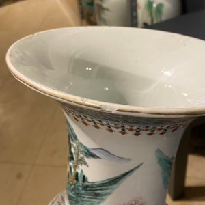 Un vase de forme 'yenyen' en porcelaine de Chine famille verte et un grand plat en bleu et blanc, 19ème — photo 14