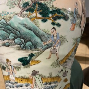 Un vase de forme 'yenyen' en porcelaine de Chine famille verte et un grand plat en bleu et blanc, 19ème — photo 19
