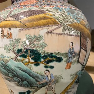 Un vase de forme 'yenyen' en porcelaine de Chine famille verte et un grand plat en bleu et blanc, 19ème — photo 20