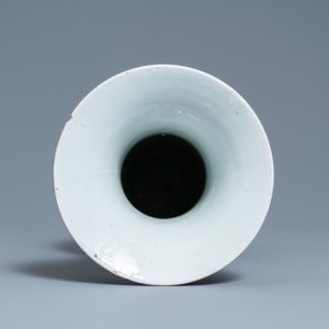 Un vase de forme 'yenyen' en porcelaine de Chine famille verte et un grand plat en bleu et blanc, 19ème — photo 8