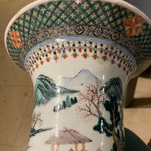 Un vase de forme 'yenyen' en porcelaine de Chine famille verte et un grand plat en bleu et blanc, 19ème — photo 10