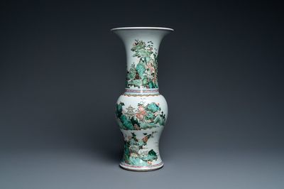 Un vase de forme 'yenyen' en porcelaine de Chine famille verte, Kangxi