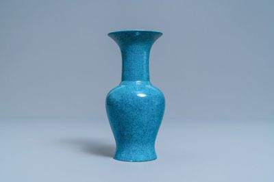 Un vase de forme 'yenyen' en porcelaine de Chine 'robin's egg', 19/20ème