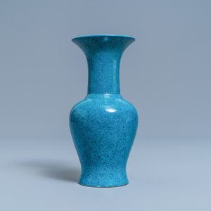 Un vase de forme 'yenyen' en porcelaine de Chine 'robin's egg', 19/20ème — photo 1