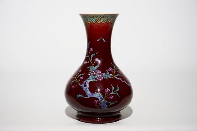 Un vase de forme yuchunping en porcelaine de Chine langyao émaillé, 18/19ème