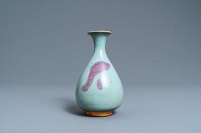 Un vase de forme 'yuhuchunping' à émail junyao, probablement Yuan ou Song
