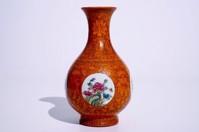 Un vase de forme yuhuchunping en porcelaine de Chine à fond orange, marque de Qianlong, 20ème