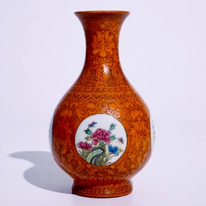 Un vase de forme yuhuchunping en porcelaine de Chine à fond orange, marque de Qianlong, 20ème — photo 1