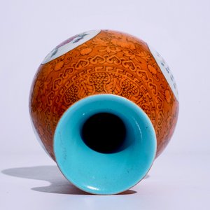 Un vase de forme yuhuchunping en porcelaine de Chine à fond orange, marque de Qianlong, 20ème — photo 5