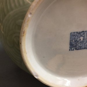 Un vase de forme yuhuchunping en porcelaine de Chine céladon à décor incisé de dragons, 19/20ème — photo 13