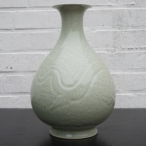 Un vase de forme yuhuchunping en porcelaine de Chine céladon à décor incisé de dragons, 19/20ème — photo 8