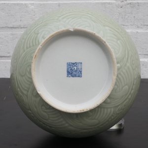 Un vase de forme yuhuchunping en porcelaine de Chine céladon à décor incisé de dragons, 19/20ème — photo 10