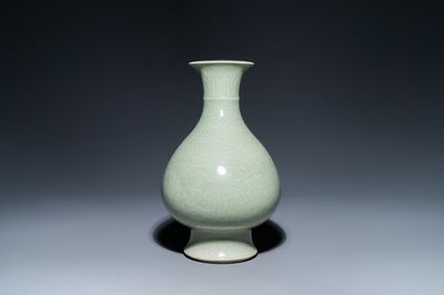 Un vase de forme 'yuhuchunping' en porcelaine de Chine céladon monochrome à décor floral, marque de Kangxi, 19ème