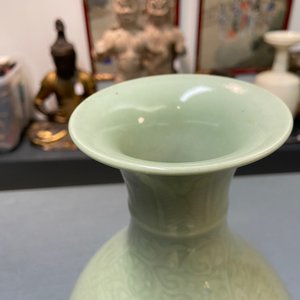 Un vase de forme 'yuhuchunping' en porcelaine de Chine céladon monochrome à décor floral, marque de Kangxi, 19ème — photo 8