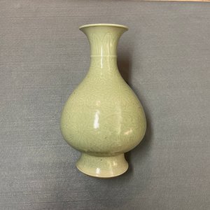 Un vase de forme 'yuhuchunping' en porcelaine de Chine céladon monochrome à décor floral, marque de Kangxi, 19ème — photo 9