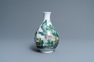 Un vase de forme 'yuhuchunping' en porcelaine de Chine famille rose, 19/20ème