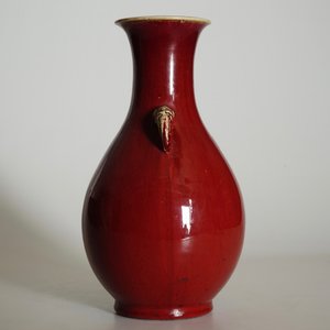 Un vase de forme yuhuchunping en porcelaine de Chine monochrome sang de boeuf, 18/19ème — photo 10