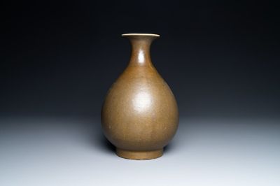 Un vase de forme 'yuhuchunping' en porcelaine de Chine 'teadust' monochrome, marque et époque de Guangxu