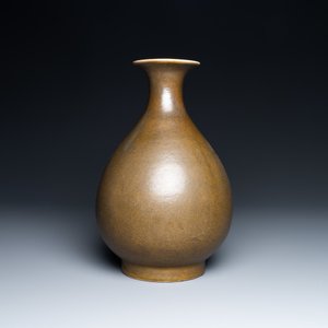 Un vase de forme 'yuhuchunping' en porcelaine de Chine 'teadust' monochrome, marque et époque de Guangxu — photo 3