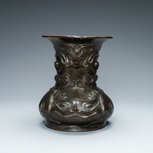 Un vase de forme 'zun' à décor zoomorphe en bronze, Chine, Kangxi — photo 1
