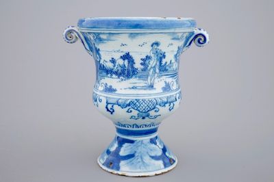Un vase de jardin de forme Medici en faïence de Delft, 18ème
