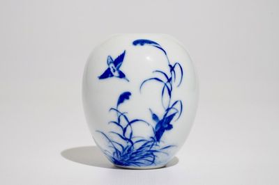 Un vase de lettré en porcelaine de Chine bleu et blanc à décor d'un turdoïde, signé Wang Bu (1898–1968)